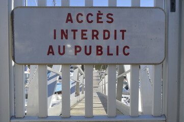 Panneau accès interdit au public dans un port de plaisance