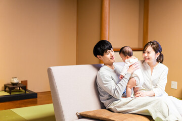 赤ちゃんとレジャーに出かけるファミリー