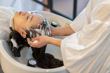 白髪ぼかしインナーカラーで上品に変わる！沖縄県那覇市「VIM hair おもろまち店」が提案する大人の髪色