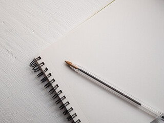 bloque note avec crayons