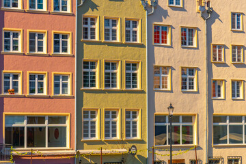 Fototapeta na wymiar Beautiful windows, colorful houses on the old town of Gdansk