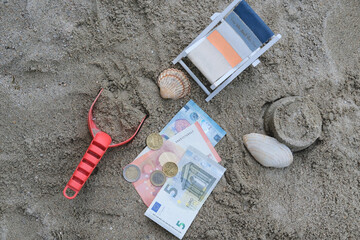 Kosten für Urlaub und Reise. Euro am Sandstrand