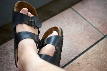 足を組む・サンダル・素足・夏・足元・アップ