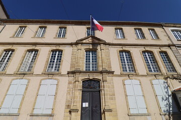 Fototapeta na wymiar La mairie, ancien hôtel particulier Dassier des Brosses construit au 18eme siecle, vue de l'extérieur, ville de Confolens, département de la Charente, France