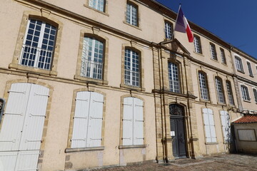 Fototapeta na wymiar La mairie, ancien hôtel particulier Dassier des Brosses construit au 18eme siecle, vue de l'extérieur, ville de Confolens, département de la Charente, France