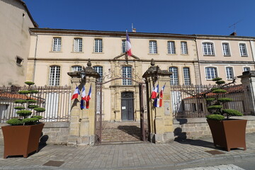 La mairie, ancien hôtel particulier Dassier des Brosses construit au 18eme siecle, vue de l'extérieur, ville de Confolens, département de la Charente, France