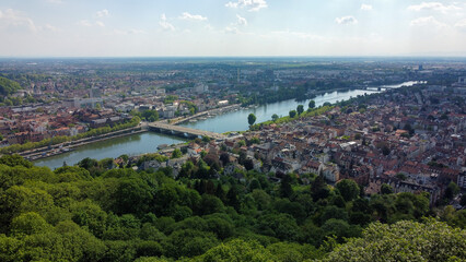 Obraz premium green start of the city 