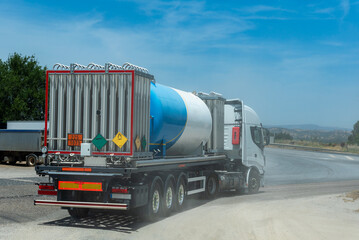 Tank truck for the transport of cryogenic gases, liquid oxygen, with coolers to maintain low...