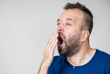 Obraz premium Adult man yawning