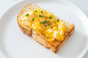 bread toast with scramble egg