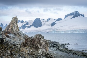 Fototapeta na wymiar Panorama Foto - raue Natur, Eis Gletscher und Felsformationen bei Half Moon Island (Punta Pallero) auf den Süd-Shettland-Inseln vor der Antarktis 