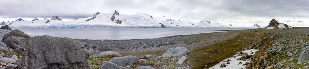 Panorama Foto - raue Natur, Eis Gletscher und Felsformationen bei Half Moon Island  (Punta Pallero)...