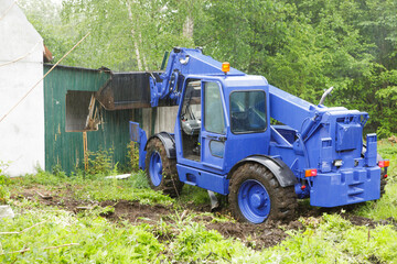 Fototapeta na wymiar with one wheel loader an old, dilapidated house is demolished