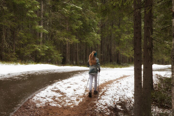 Obraz premium Women are engaged in Nordic walking in a winter park.