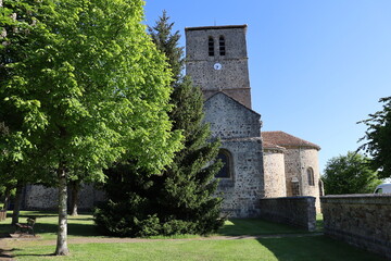 Fototapeta na wymiar L'église Saint Barthelemy, vue de l'extérieur, ville de Confolens, département de la Charente, France