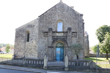 Fototapeta na wymiar L'église Saint Barthelemy, vue de l'extérieur, ville de Confolens, département de la Charente, France