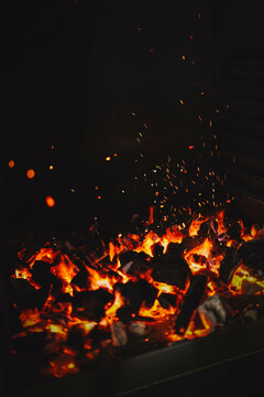 Imagen de brasas ardiendo en una parrilla de restaurante