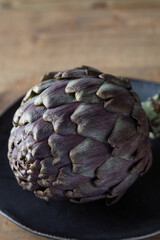 Obraz premium artichokes on a wooden table