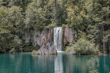 Fototapeta na wymiar Beautiful waterfalls in Plitvice Lakes National Park.