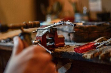 Artesano de bombillas de mate. Taller de bombillas de alpaca