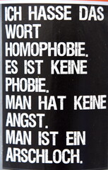 Plakat: "Ich hasse das Wort Homophobie. Es ist keine Phobie. Man hat keine Angst. Man ist ein Arschloch."