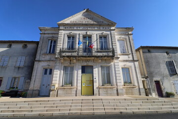 La mairie de Charroux, vue de l'extérieur, village de Charroux, département de la Vienne, France