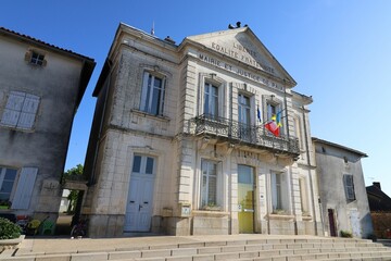 La mairie de Charroux, vue de l'ext&eacute;rieur, village de Charroux, d&eacute;partement de la Vienne, France