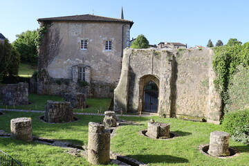 Fototapeta na wymiar Les vestiges de l'abbaye Saint Sauveur, village de Charroux, département de la Vienne, France
