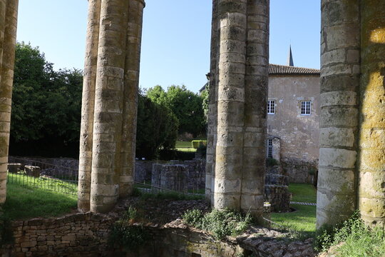 Les vestiges de l'abbaye Saint Sauveur, village de Charroux, d&eacute;partement de la Vienne, France