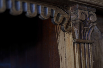 Detalles de muebles de madera antiguos y restaurados