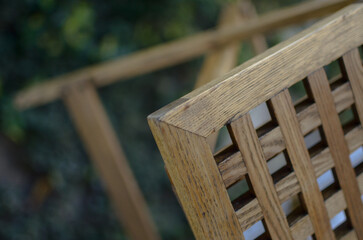 Detalles de muebles de madera antiguos y restaurados