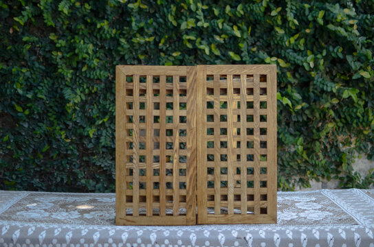 Detalles de muebles de madera antiguos y restaurados