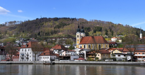 Fototapeta na wymiar Panorama von Obernzell am Ufer der Donau