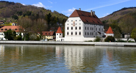 Fototapeta na wymiar Schloss Obernzell am Ufer der Donau