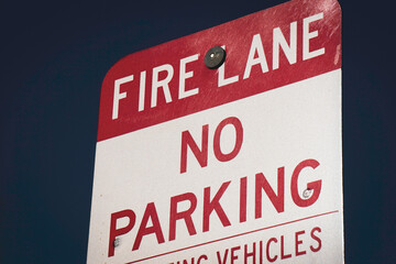 Fire lane no parking sign