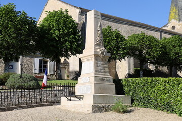 Monument aux morts, village de Charroux, département de la Vienne, France