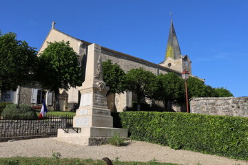 Fototapeta na wymiar Monument aux morts, village de Charroux, département de la Vienne, France