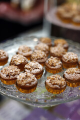 mini magdalenas con almendradas en bandeja de cristal