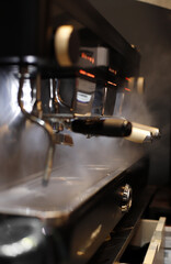 Fototapeta na wymiar maquina de café echando vapor