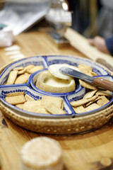 queso de untar artesanal con tostones de pan