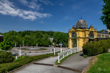 Fototapeta premium Main spa colonnade, Singing Fountain in the spa center in spring - Marianske Lazne (Marienbad) - Czech Republic, Europe