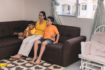 Obraz premium family sitting in the chocolate chair watching TV