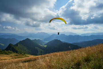 Paraglider in den Bergen