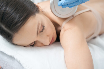 Obraz na płótnie Canvas Woman receiving spa treatment