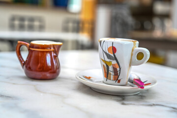 tasse de café crème avec petite carafe 