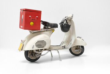 scooter miniature de livraison - coursier