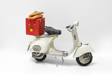 scooter miniature de livraison - repas à domicile - obrazy, fototapety, plakaty