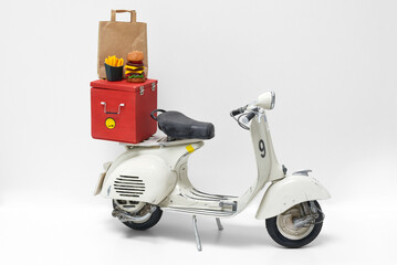 scooter miniature de livraison - repas à domicile fast food