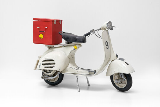 scooter miniature de livraison - coursier
