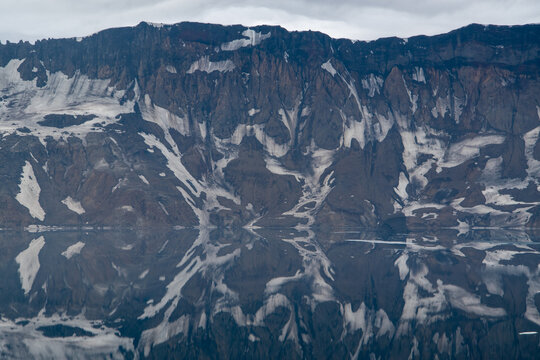Spiegelungen der Berge im Wasser des Öskjuvatn im Hochland von Island in der Caldera von Askja.